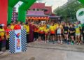 Bupati Sujiwo membuka start Fun Run for Charity di Vihara Vajra Bumi Kertayuga, Kecamatan Sungai Raya, Minggu, 10 Mei 2026 pagi. Foto: Syamsul Arifin/Jurnalis.co.id