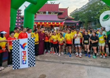 Bupati Sujiwo membuka start Fun Run for Charity di Vihara Vajra Bumi Kertayuga, Kecamatan Sungai Raya, Minggu, 10 Mei 2026 pagi. Foto: Syamsul Arifin/Jurnalis.co.id