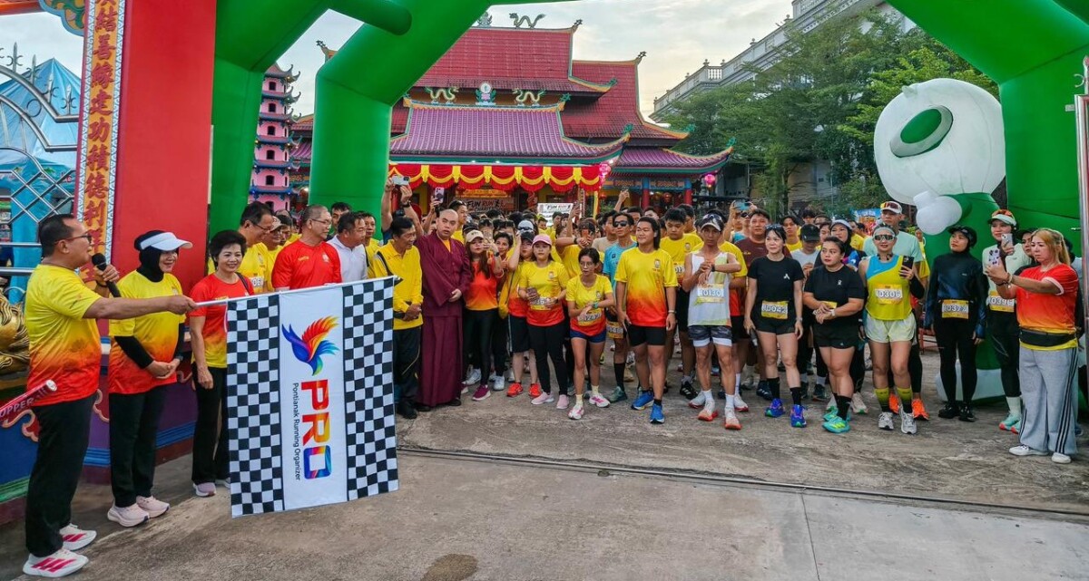 Bupati Sujiwo membuka start Fun Run for Charity di Vihara Vajra Bumi Kertayuga, Kecamatan Sungai Raya, Minggu, 10 Mei 2026 pagi. Foto: Syamsul Arifin/Jurnalis.co.id