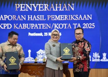 Bupati Sujiwo menerima Laporan Hasil Pemeriksaan LKPD Kabupaten Kubu Raya Tahun Anggaran 2025 dari BPK RI Perwakilan Kalimantan Barat, Senin, 25 Mei 2026. Foto: Syamsul Arifin/Jurnalis.co.id