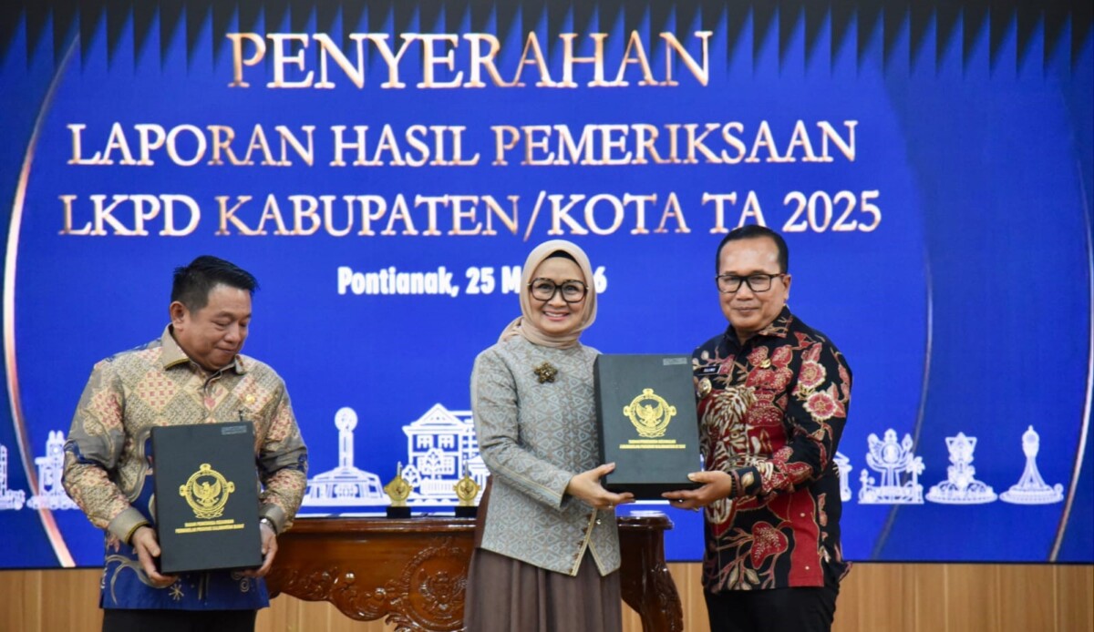 Bupati Sujiwo menerima Laporan Hasil Pemeriksaan LKPD Kabupaten Kubu Raya Tahun Anggaran 2025 dari BPK RI Perwakilan Kalimantan Barat, Senin, 25 Mei 2026. Foto: Syamsul Arifin/Jurnalis.co.id