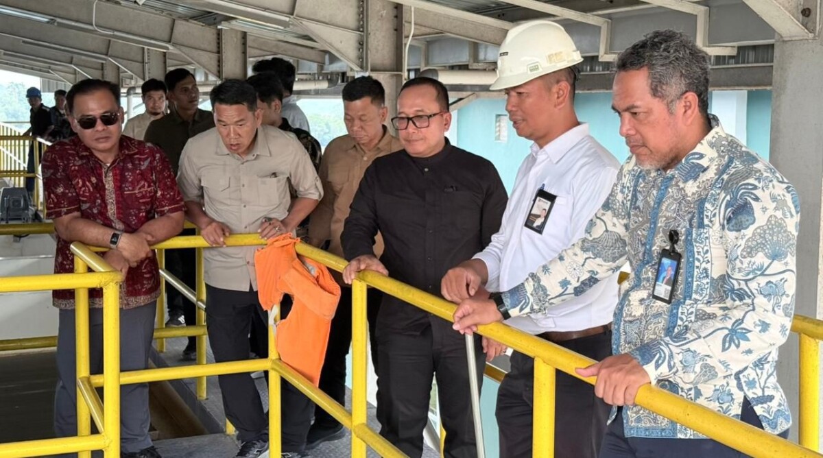 Bupati Sujiwo mengunjungi PT Anugerah Tirta Indonesia di Batam. Kunjungan ini untuk melihat teknologi penyimpanan air. Foto Syamsul Arifin/Jurnalis.co.id