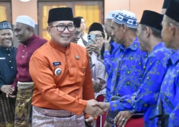 Bupati Sujiwo menyalami satu persatu Jemaah Calon Haji 2026. Foto Syamsul Arifin