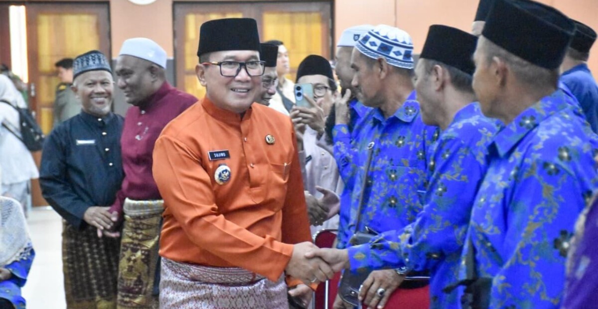 Bupati Sujiwo menyalami satu persatu Jemaah Calon Haji 2026. Foto Syamsul Arifin