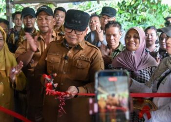 Bupati Sujiwo meresmikan rumah produksi Boniku Abon Ikan di Desa Batu Ampar, Selasa, 19 Mei 2026. Foto: Syamsul Arifin/Jurnalis.co.id