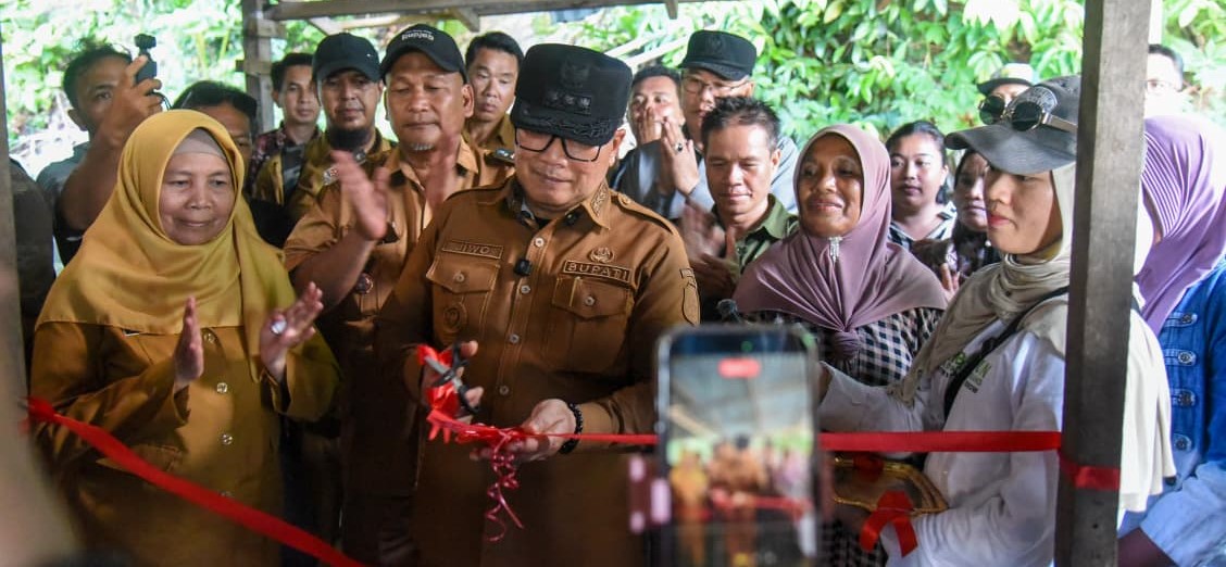 Bupati Sujiwo meresmikan rumah produksi Boniku Abon Ikan di Desa Batu Ampar, Selasa, 19 Mei 2026. Foto: Syamsul Arifin/Jurnalis.co.id
