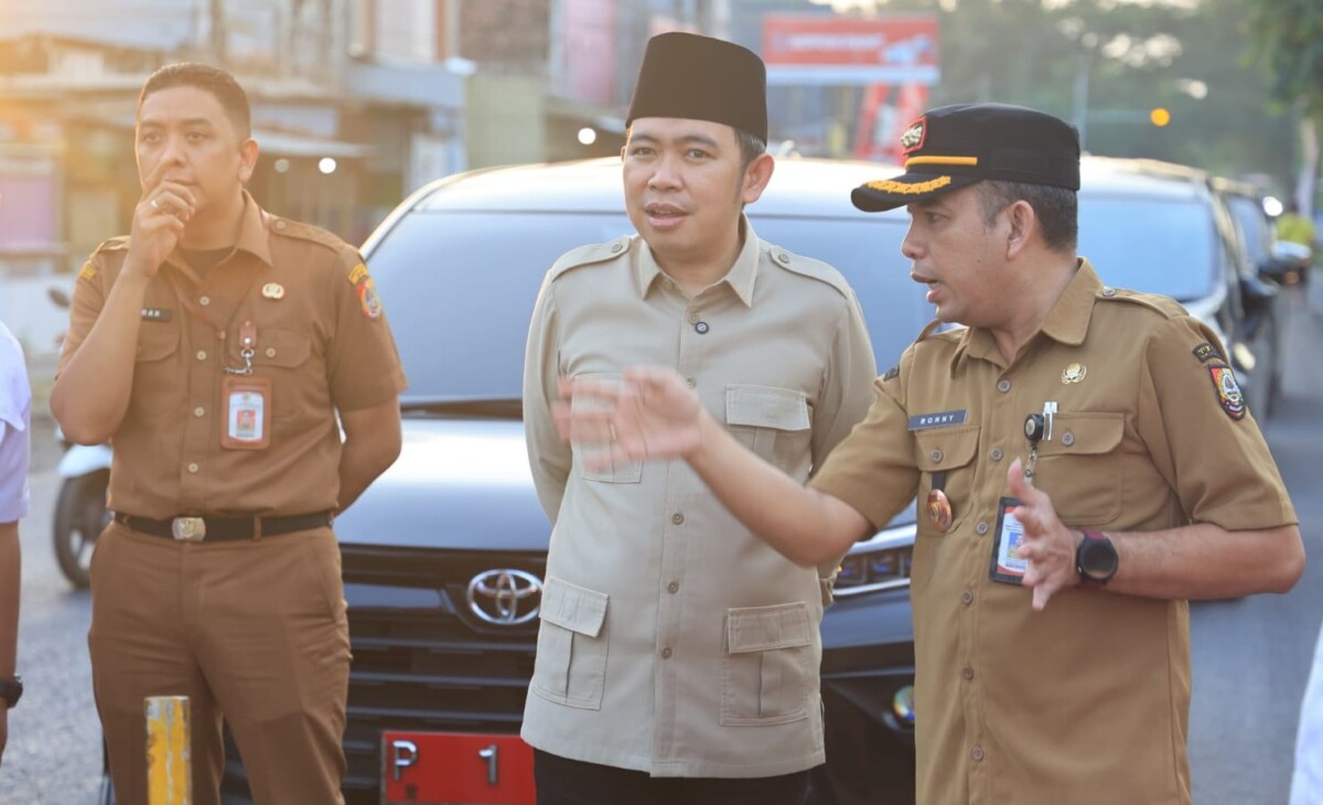 Camat Kencong memaparkan pembangunan jalan provinsi kepada Bupati Jember, Gus Fawait. Foto Diskominfo Jember for Jurnalis.co.id