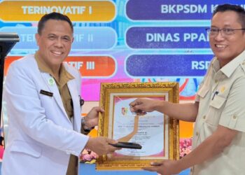 Direktur RSD dr Soebandi Jember menerima piagam penghargaan IGA sebagai Juara 3 untuk kategori Perangkat Daerah Terinovatif. Foto: Sigit Priyono/Jurnalis.co.id