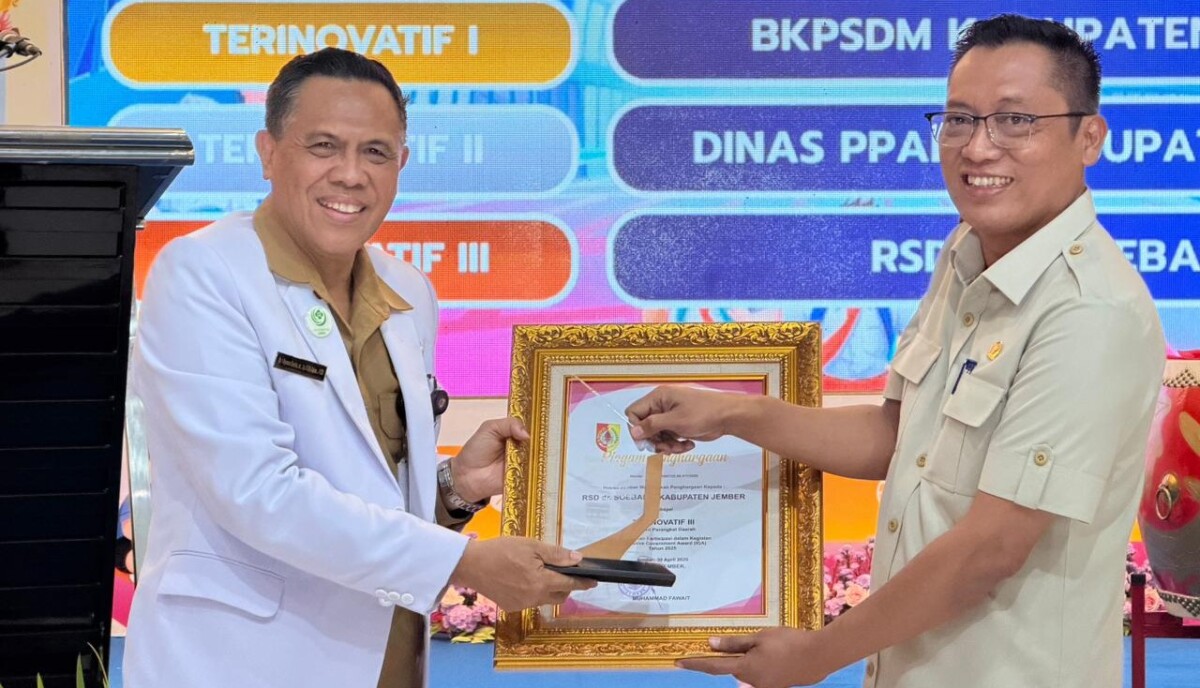 Direktur RSD dr Soebandi Jember menerima piagam penghargaan IGA sebagai Juara 3 untuk kategori Perangkat Daerah Terinovatif. Foto: Sigit Priyono/Jurnalis.co.id