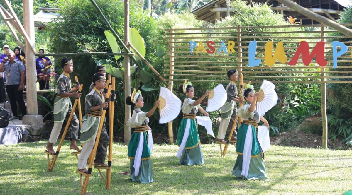 Festival Egrang Tanoker ke 14 dibuka secara resmi oleh Wamen Komdigi, Nezar Patria pada Sabtu, 9 Mei 2029.