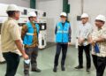 General Manager PLN UIP3B Kalimantan, Riko, meninjau kesiapan sistem dan keandalan pasokan listrik untuk tetap terjaga bagi masyarakat Kalimantan Barat.