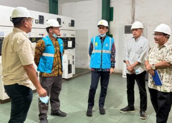 General Manager PLN UIP3B Kalimantan, Riko, meninjau kesiapan sistem dan keandalan pasokan listrik untuk tetap terjaga bagi masyarakat Kalimantan Barat.