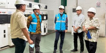General Manager PLN UIP3B Kalimantan, Riko, meninjau kesiapan sistem dan keandalan pasokan listrik untuk tetap terjaga bagi masyarakat Kalimantan Barat.
