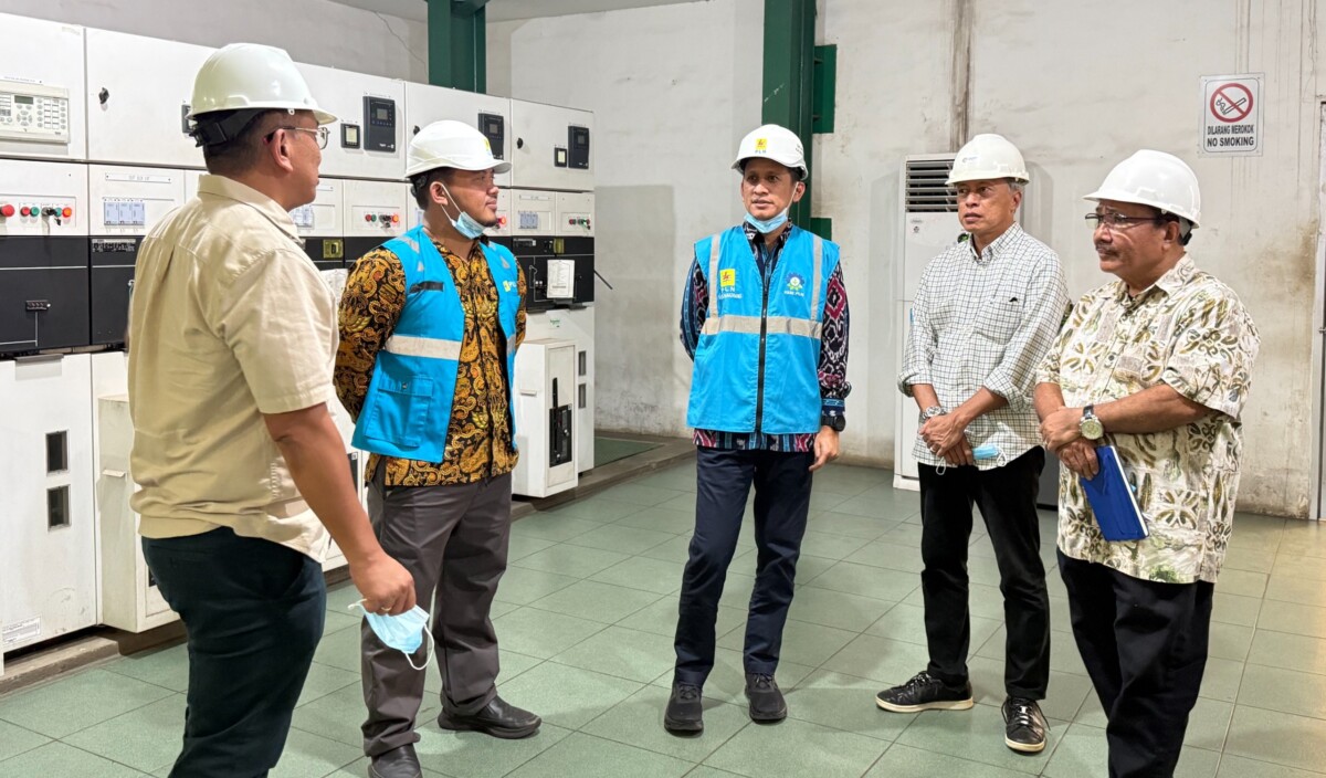 General Manager PLN UIP3B Kalimantan, Riko, meninjau kesiapan sistem dan keandalan pasokan listrik untuk tetap terjaga bagi masyarakat Kalimantan Barat.