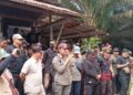 Head Coorporate Affair BGA Group, Riduan, menemui massa di lokasi PT RSM.