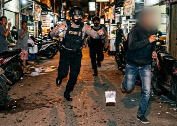 Ilustrasi polisi mengejar pengedar Narkoba. Foto diolah dengan Ai