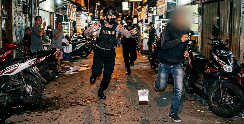 Ilustrasi polisi mengejar pengedar Narkoba. Foto diolah dengan Ai