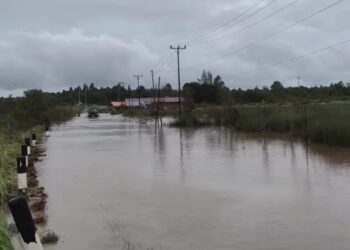 Jalan Poros Pesaguan menuju Kendawangan di kawasan PT BAP terendam banjir pada 17 Mei 2026. Foto kiriman warganet