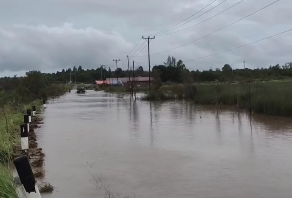 Jalan Poros Pesaguan menuju Kendawangan di kawasan PT BAP terendam banjir pada 17 Mei 2026. Foto kiriman warganet