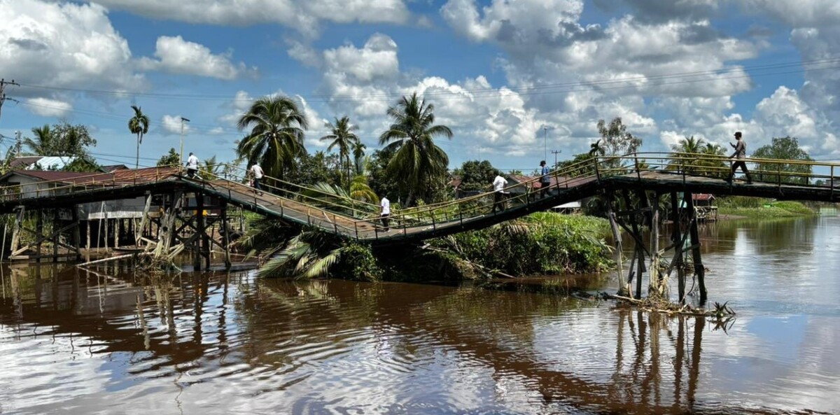 Jembatan di Desa Kubu roboh, Rabu, 20 Mei 2026. Foto Syamsul Arifin