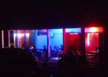 Kafe remang-remang di Desa Buak Limbang, Kecamatan Pengkadan, Kapuas Hulu.