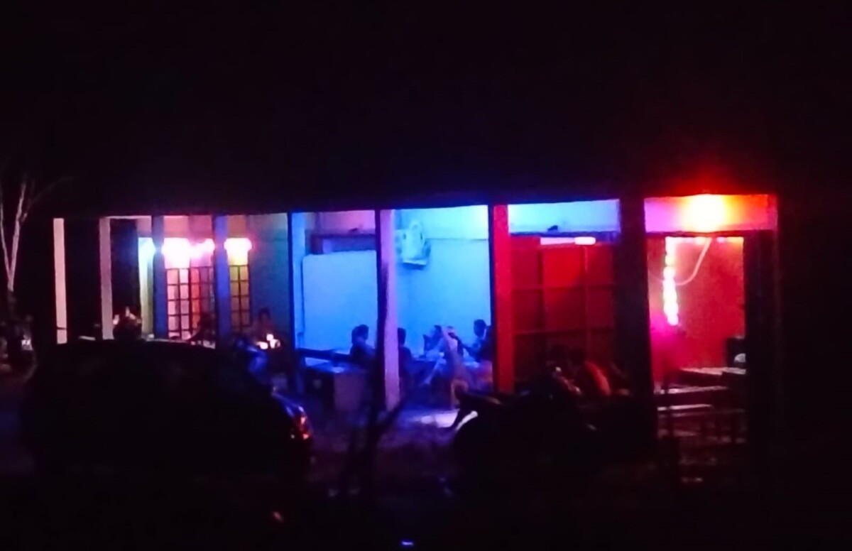 Kafe remang-remang di Desa Buak Limbang, Kecamatan Pengkadan, Kapuas Hulu.