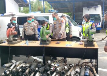 Kapolres Ketapang, AKBP Harris ikut memusnahkan knalpot brong pada Kamis, 7 Mei 2026. Foto Abdul Salim/Jurnalis.co.id