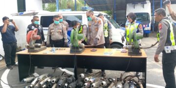 Kapolres Ketapang, AKBP Harris ikut memusnahkan knalpot brong pada Kamis, 7 Mei 2026. Foto Abdul Salim/Jurnalis.co.id