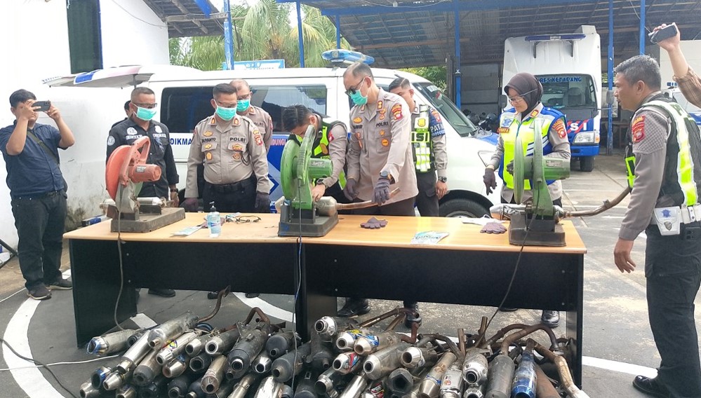 Kapolres Ketapang, AKBP Harris ikut memusnahkan knalpot brong pada Kamis, 7 Mei 2026. Foto Abdul Salim/Jurnalis.co.id