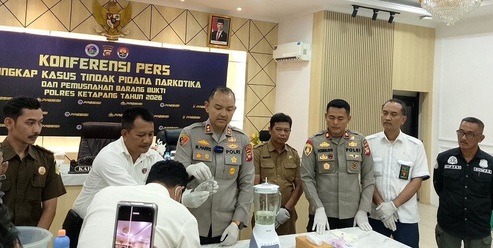 Kapolres Ketapang, AKBP Harris, memimpin pemusnahan BB narkotika saat konferensi pers, Senin, 4 Mei 2026.