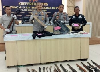 Kapolres Ketapang bersama jajaran memperlihatkan barang bukti dari tindak kejahatan di Air Upas. Foto: Abdul Salim/Jurnalis.co.id