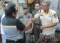 Komandan Regu Tim ITR Jember, Nurhuda, berdialog dengan Ketua LSM Gempar, Anshori, di depan Pasar Sabtuan. Foto Sigit Priyono/Jurnalis.co.id