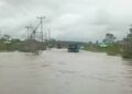 Kondisi ruas jalan Pesaguan menuju Kendawangan, di Desa Pagar Mentimun banjir akibat aktivitas PT BAP. Foto Warganet for Jurnalis.co.id