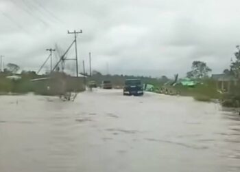 Kondisi ruas jalan Pesaguan menuju Kendawangan, di Desa Pagar Mentimun banjir akibat aktivitas PT BAP. Foto Warganet for Jurnalis.co.id