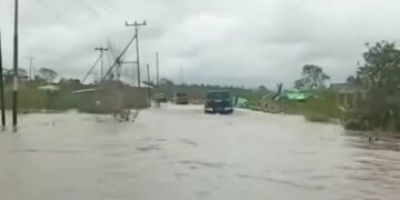 Kondisi ruas jalan Pesaguan menuju Kendawangan, di Desa Pagar Mentimun banjir akibat aktivitas PT BAP. Foto Warganet for Jurnalis.co.id