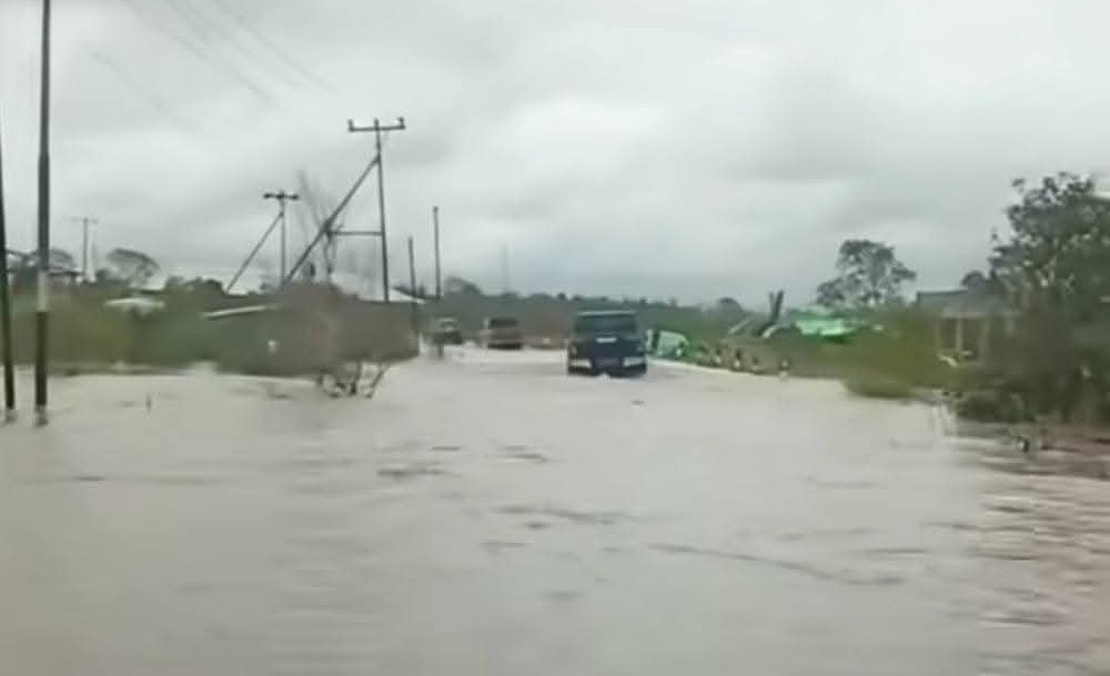 Kondisi ruas jalan Pesaguan menuju Kendawangan, di Desa Pagar Mentimun banjir akibat aktivitas PT BAP. Foto Warganet for Jurnalis.co.id