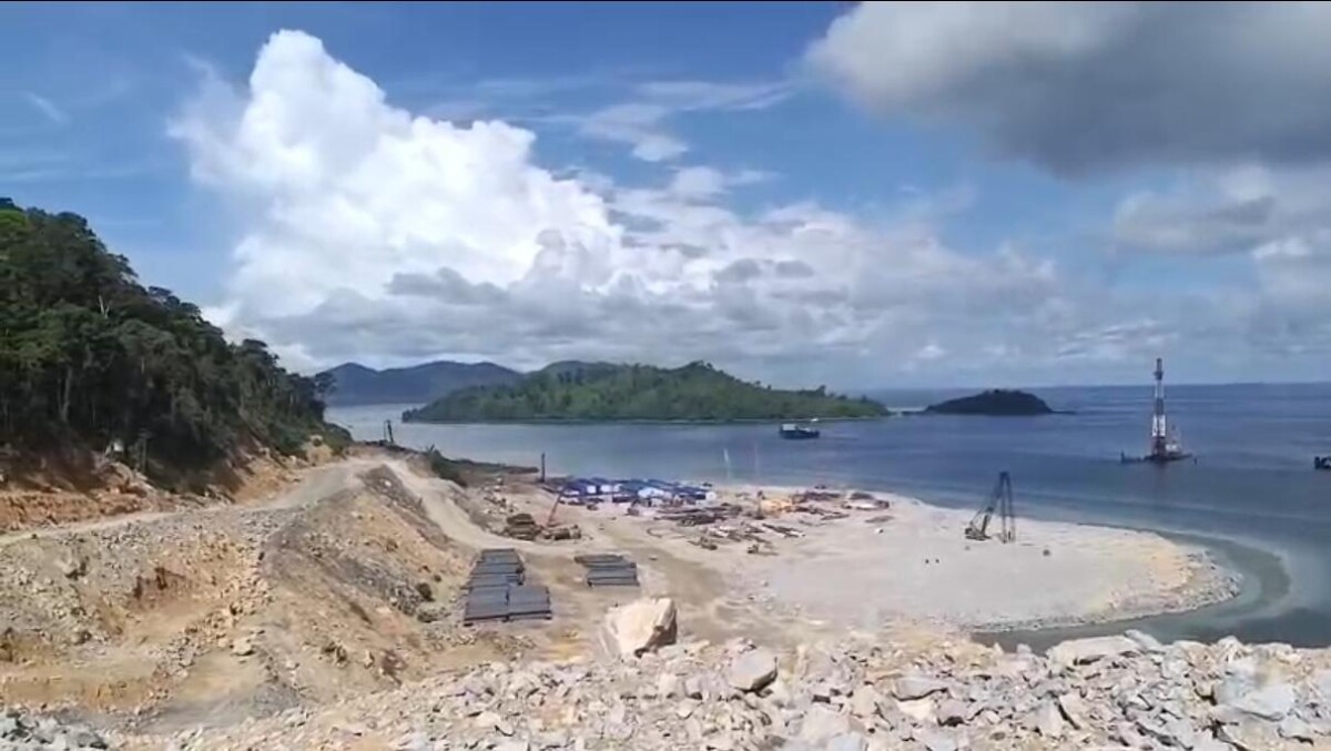 Laut di perairan Pulau Penebang dibuat menjadi daratan. Foto dikirim oleh pekerja di KIPP
