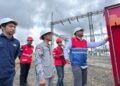 Manager PLN UP2B Kaltimra, Dita Agustiono, turut melakukan pengecekan langsung peralatan di GI Senipah guna memastikan keandalan sistem kelistrikan tetap terjaga untuk masyarakat.
