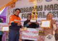 Manajemen PT CMI menyerahkan trofi juara kepada para pemenang lomba Festival Cita Rasa.