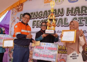 Manajemen PT CMI menyerahkan trofi juara kepada para pemenang lomba Festival Cita Rasa.