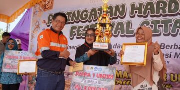 Manajemen PT CMI menyerahkan trofi juara kepada para pemenang lomba Festival Cita Rasa.