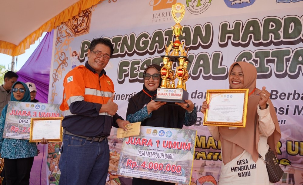 Manajemen PT CMI menyerahkan trofi juara kepada para pemenang lomba Festival Cita Rasa.
