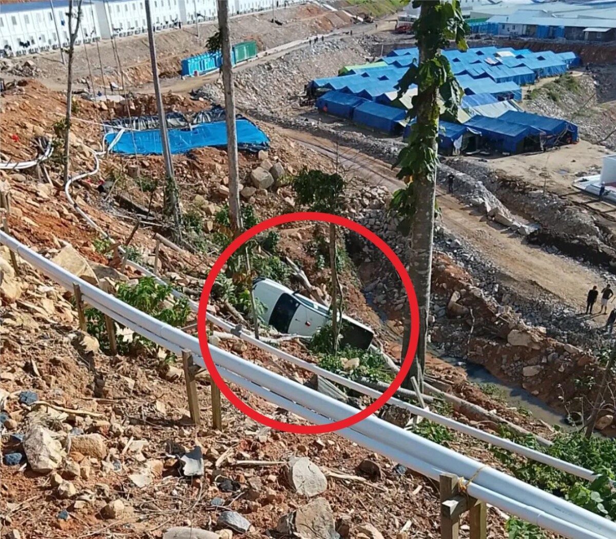 Mobil LV terguling di Kawasan Industri Pulau Penebang. Accident ini hanyalah satu diantara tragedi di KIPP. Foto dikirim oleh pekerja di Pulau Penebang