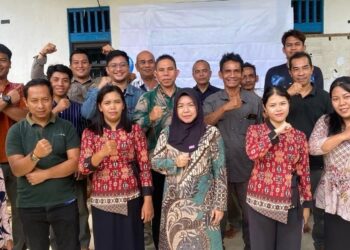 Pegawai PLN UPP KLB 2 bersama warga Nanga Nuar usai pelatihan instalasi listrik.