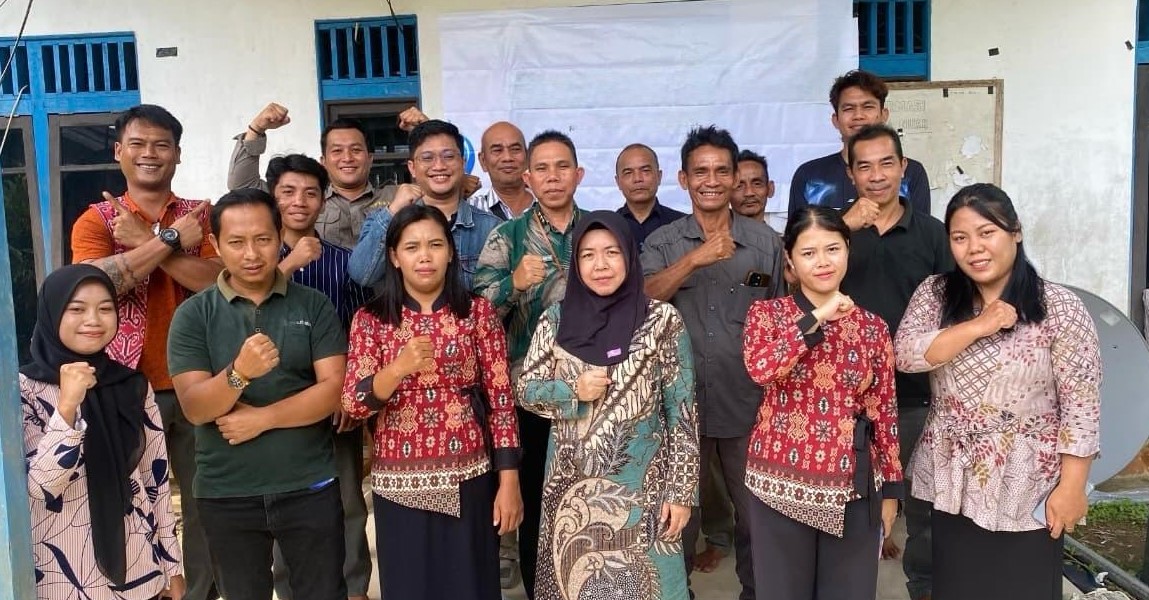 Pegawai PLN UPP KLB 2 bersama warga Nanga Nuar usai pelatihan instalasi listrik.