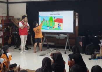 Pegawai PLN UPP Kalbagbar 2 memaparkan bahaya listrik kepada Murid SD Negeri 07 Sintang