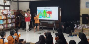 Pegawai PLN UPP Kalbagbar 2 memaparkan bahaya listrik kepada Murid SD Negeri 07 Sintang