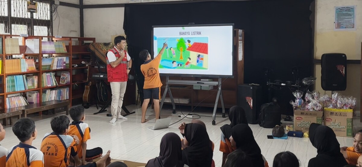 Pegawai PLN UPP Kalbagbar 2 memaparkan bahaya listrik kepada Murid SD Negeri 07 Sintang