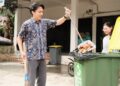 Pegawai PT PLN (Persero) UPP Kalbagbar 2 membersihkan lingkungan sekitar perusahaan.