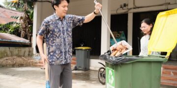Pegawai PT PLN (Persero) UPP Kalbagbar 2 membersihkan lingkungan sekitar perusahaan.